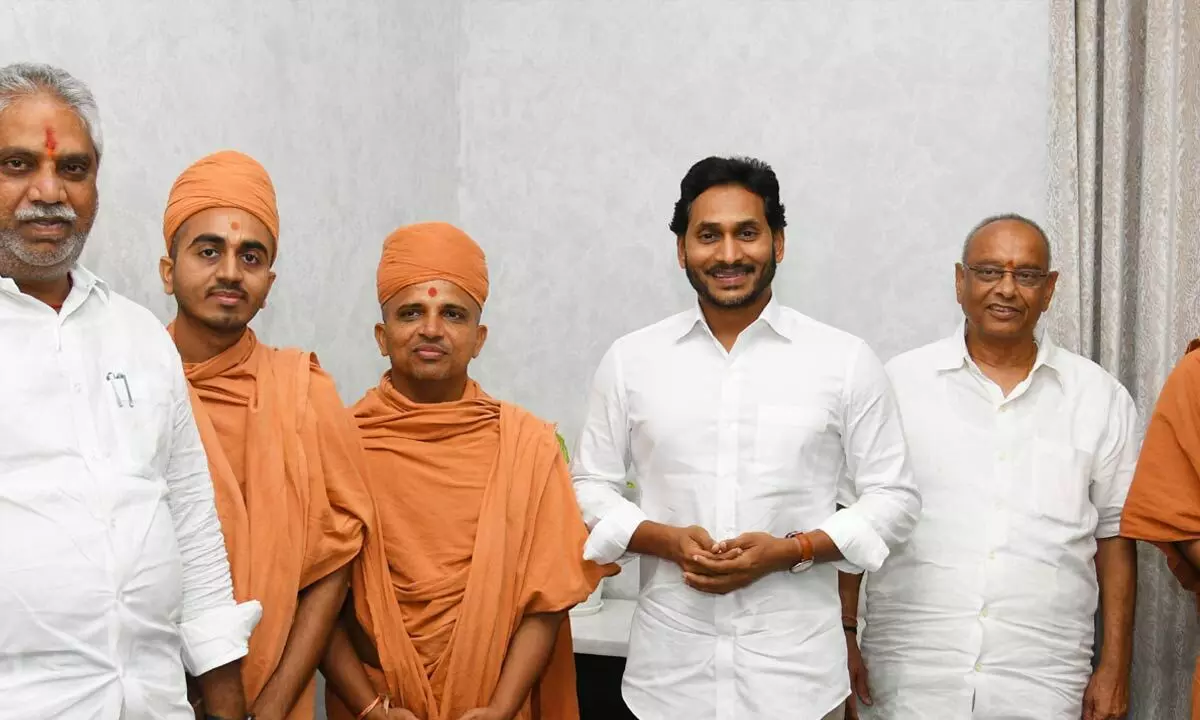 Swaminarayan Trust members and Vijayawada Central MLA Malladi Vishnu with Chief Minister  YS Jagan Mohan Reddy at his camp office in Vijayawada on Monday