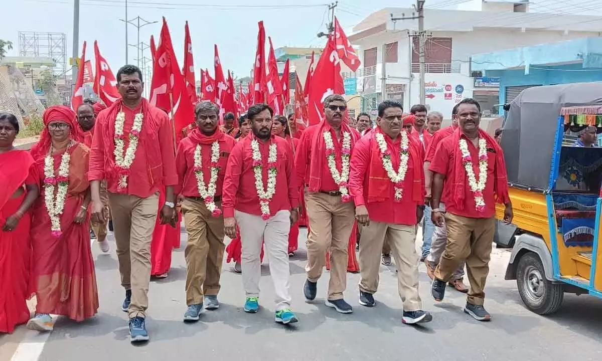 CPI cadres taking out Praja Poru padayatra in Nekkonda of Warangal district on Tuesday