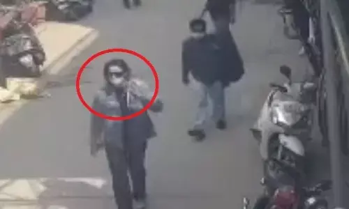 Amritpal Singh Was Spotted In Delhi Without A Turban And In A Mask