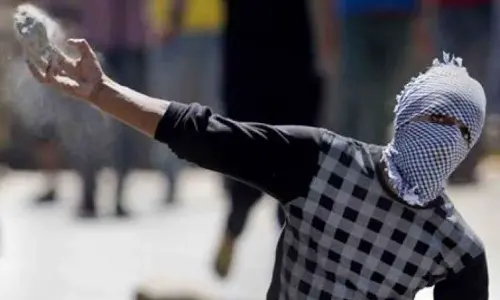 RPF advises the public against stone pelting on trains