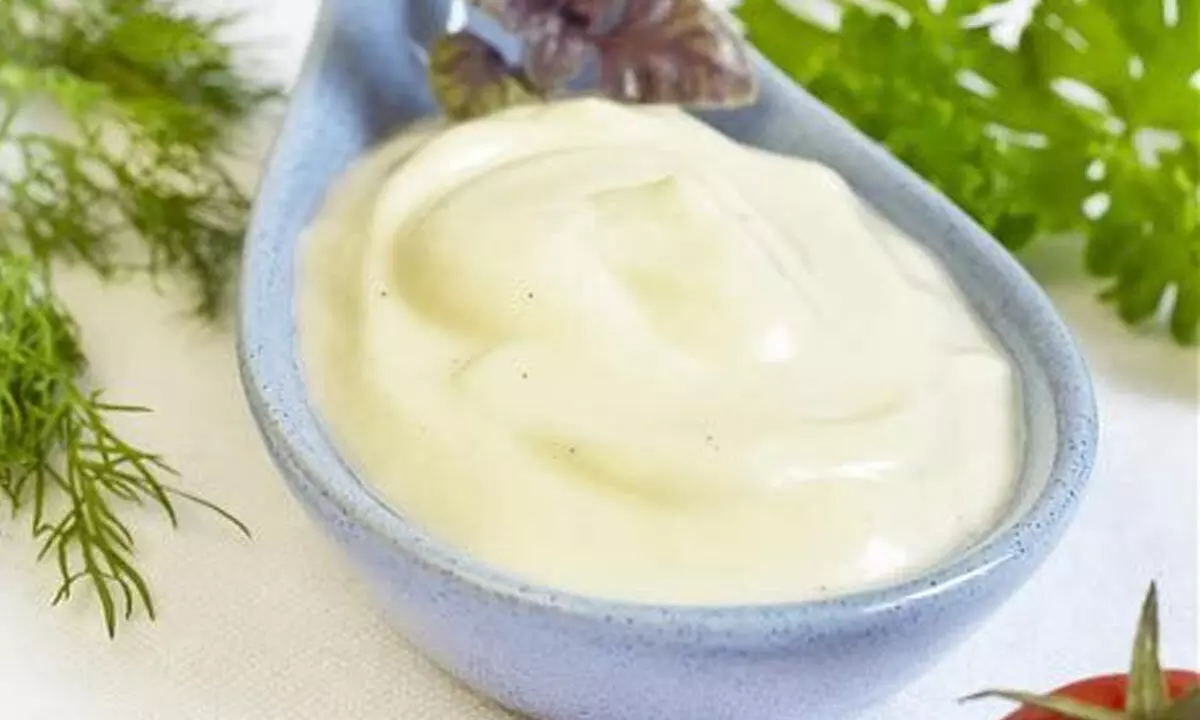 Learn to prepare Eggless Mayonnaise: Transform your boring snack into something exciting
