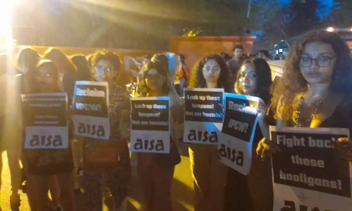 New Delhi: Students protesting outside DU womens college detained: AISA