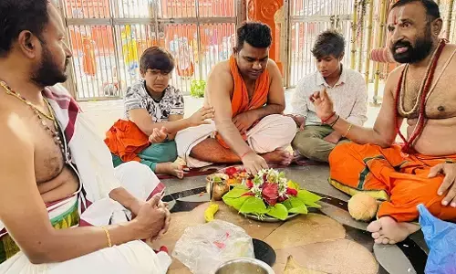 Balagam Director Venu Visited Kondagattu Anjaneya Swamy