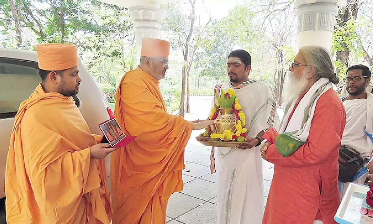 SV Vedic University V-C Prof Rani Sada Siva Murthy welcoming the head of Swaminarayan Research Institute Bhadresh Dash Swami in Tirupati on Wednesday