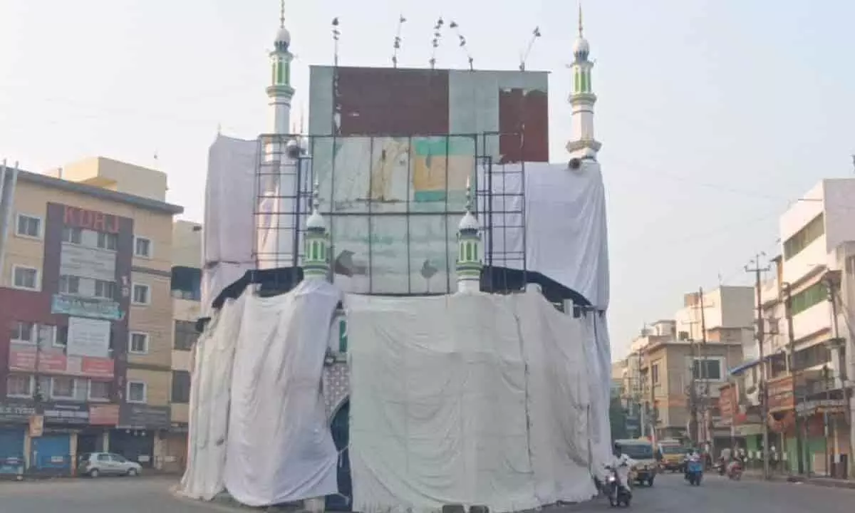 Hyderabad: Ahead of Rama Navami Shoba Yatra, mosques, dargahs draped