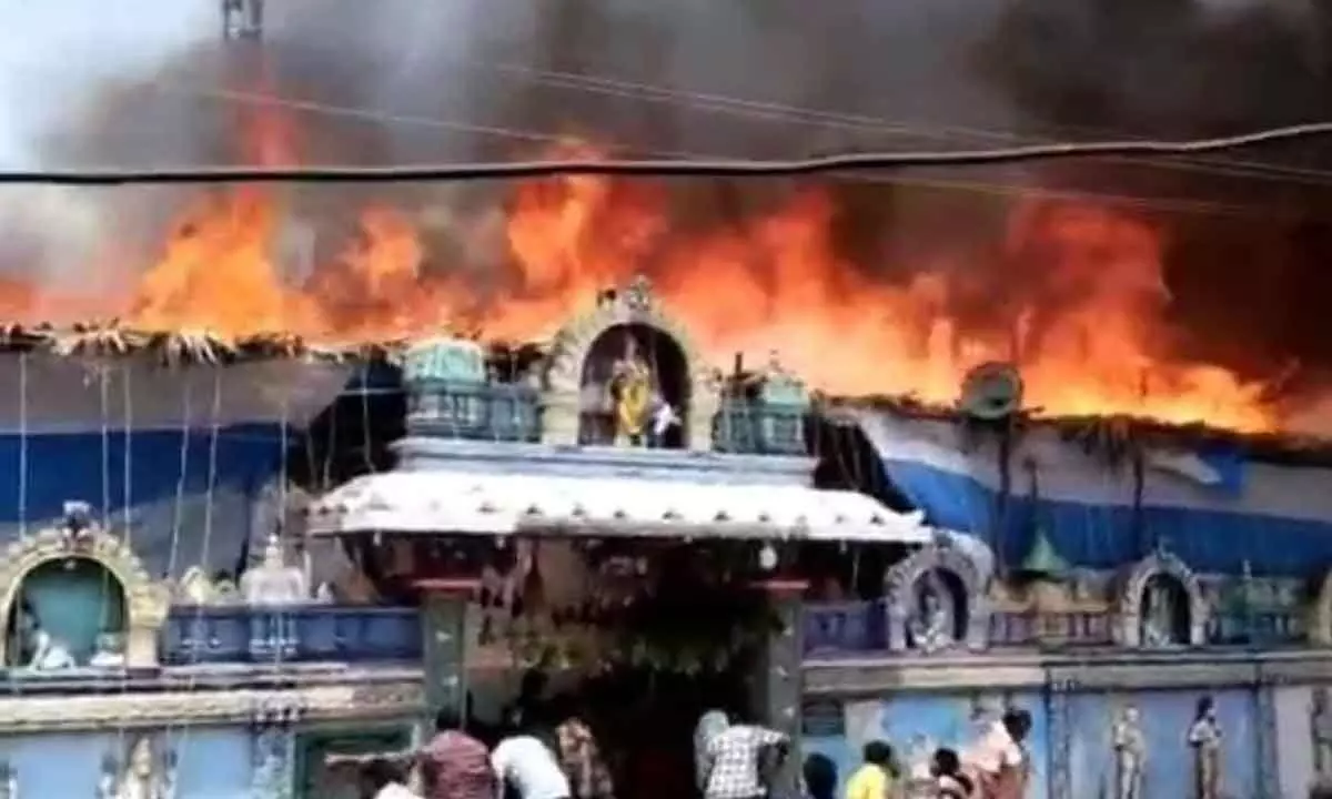 Fire breaks out at Venugopala Swamy temple in Tanuku