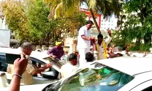 TDP activists resort to stone pelting at YSRCP MLA Sridhar Reddy in Puttaparthi