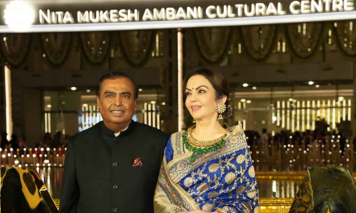 From Kareena Kapoor To Priyanka Chopra Check Out The Best Dressed Bollywood Actors Of NMCC