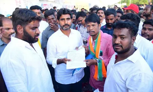 TDP national general  secretary Nara Lokesh  receives a memorandum from the AISF students