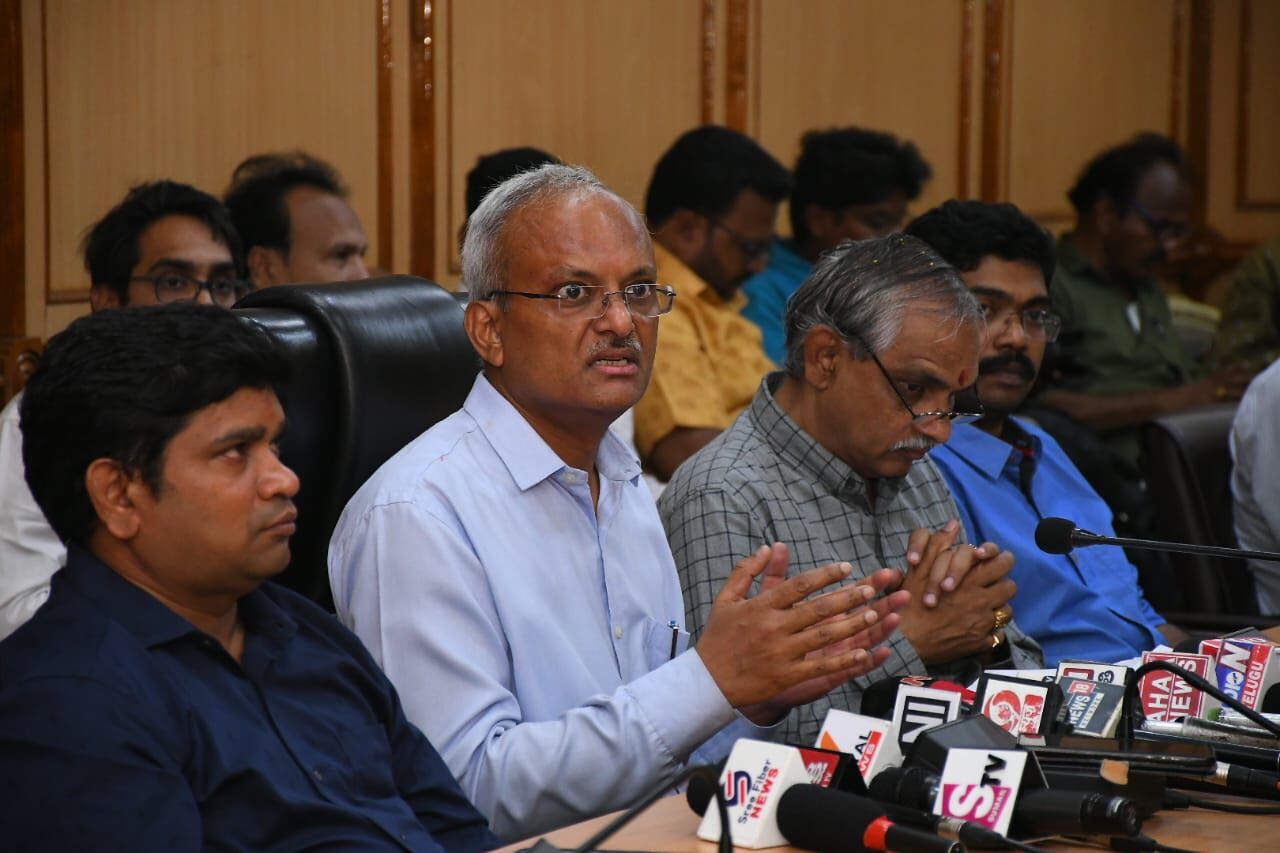 pics-divisional-railway-manager-shivendra-mohan-addressing-the-press