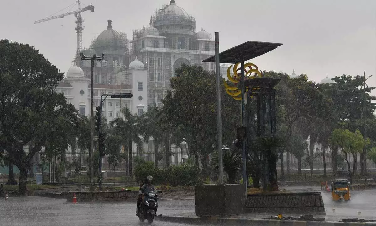 Heavy rain, hailstorms lash many parts of city