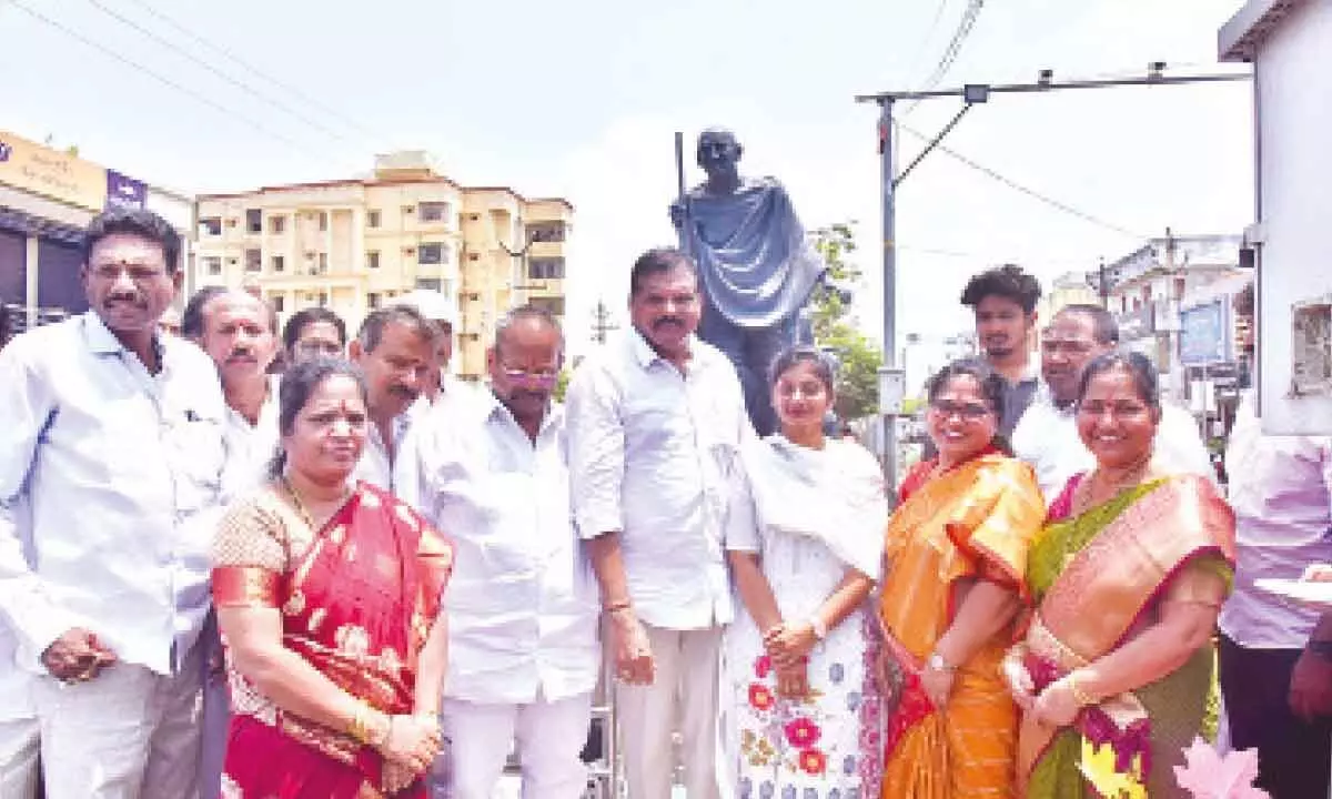 Minister Botcha Satyanarayana inaugurating Gandhiji’s Dandi March statues in Vizianagaram on Thursday