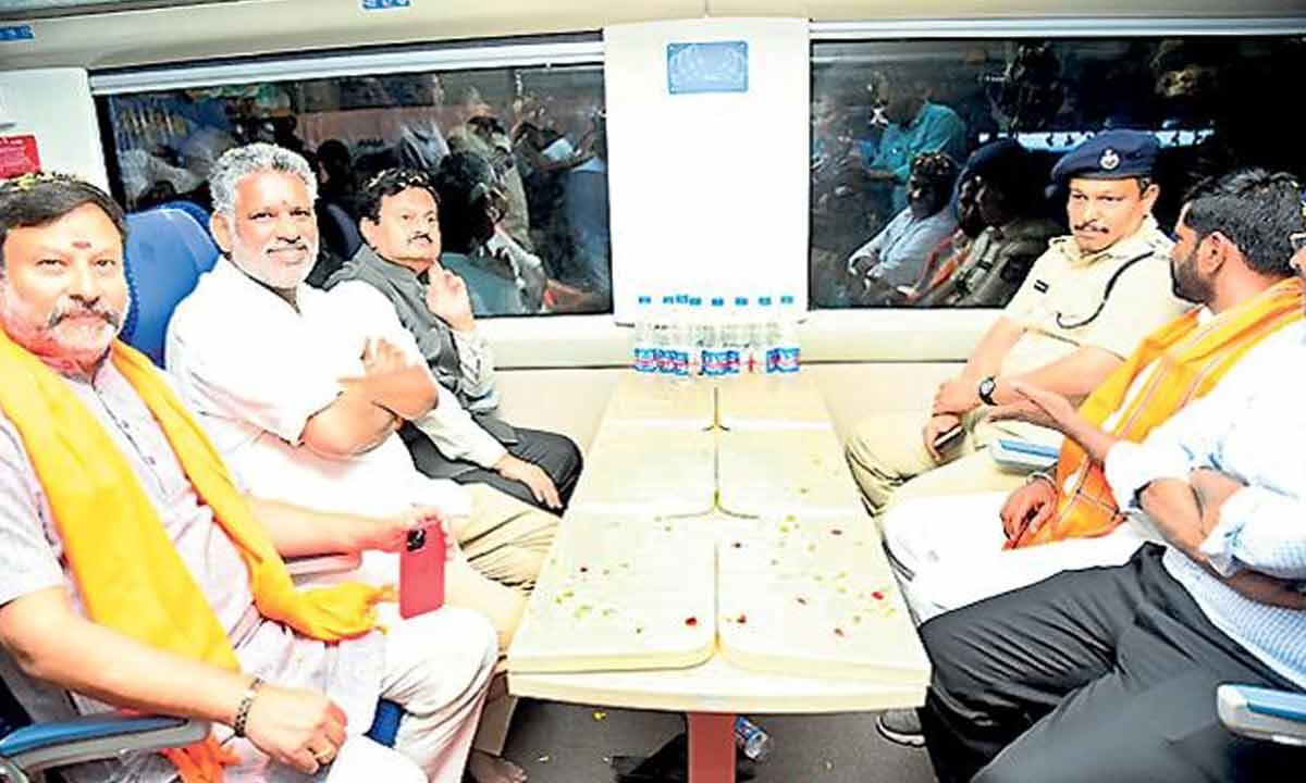 secunderabad-tirupati-vande-bharat-express-train-receives-a-warm