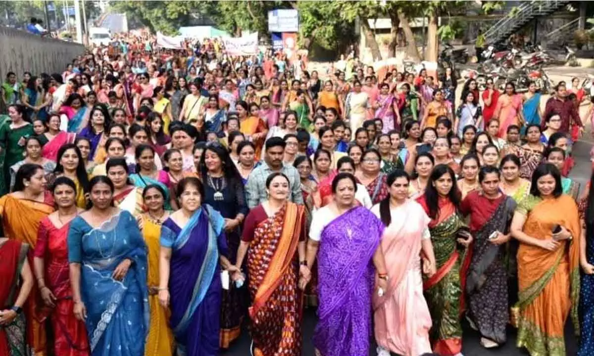 15,000 women participate in Surats Saree Walkathon to promote fitness