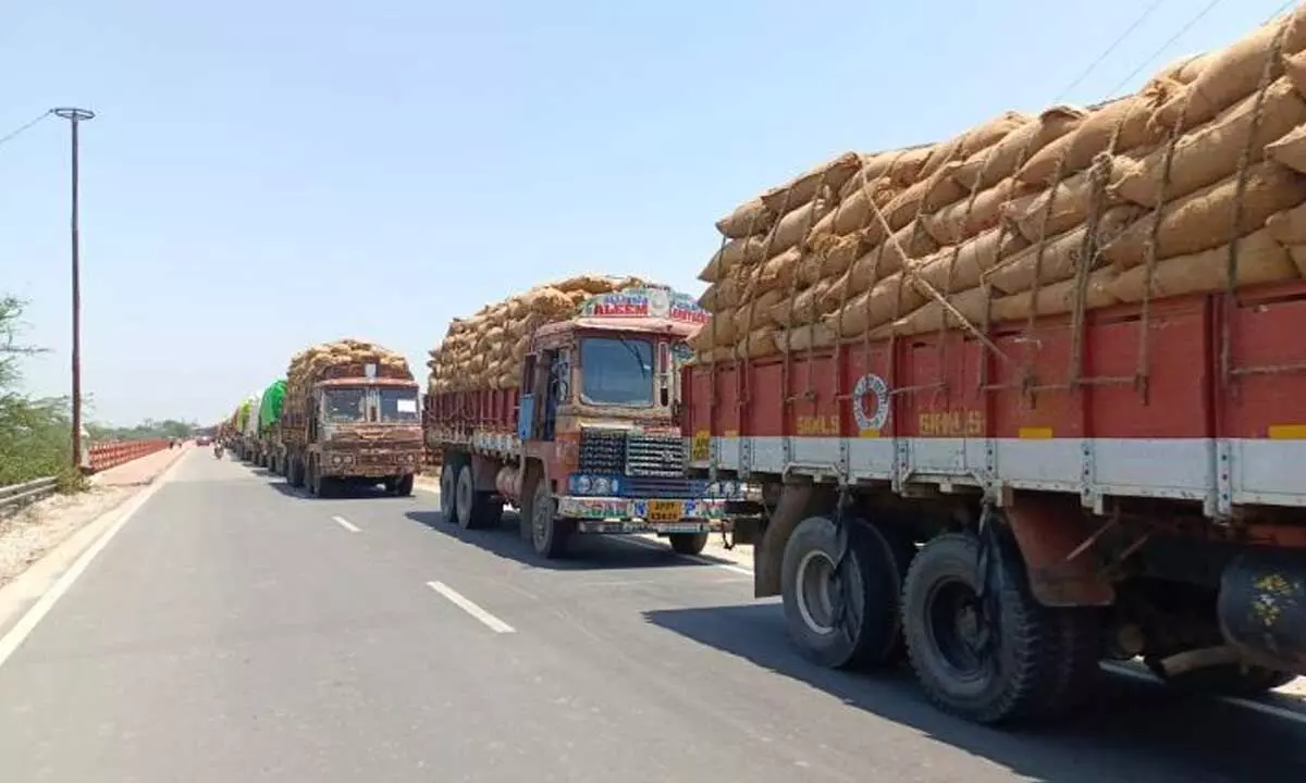 Traders and farmers from Andhra Pradesh are demanding that their lorries be allowed to sell their grain as they are at risk of serious loss