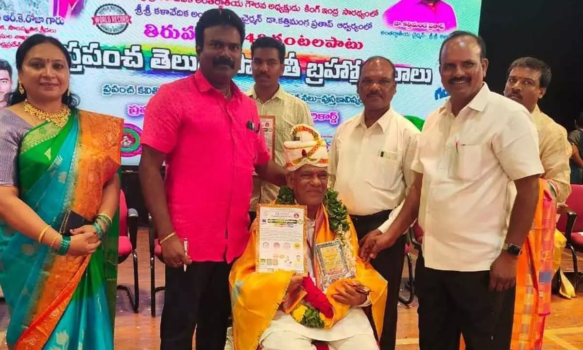 Sri Sri Kalapeetham president Pratap felicitating noted singer and poet Somu Umapathi on the concluding day of Telugu Sahithi Brahmotsavalu in Tirupati on Tuesday