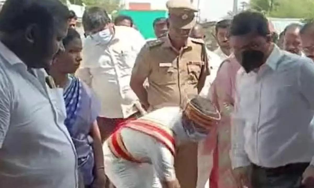 Assistant Carry District Collectors Shoes During Temple Visit In Tamil Nadu