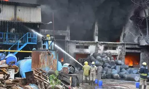 Huge fire breaks out in chemical factory