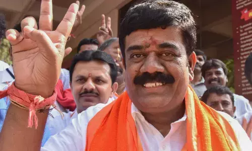 Aam Aadmi Party workers attacked by supporters of BJP MLA Raghu!