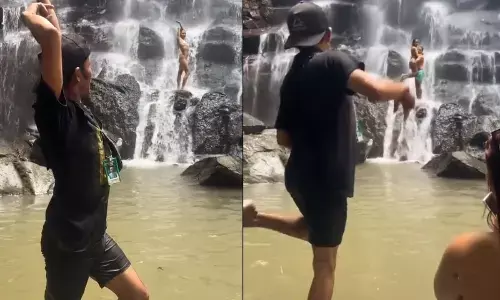Bali Tour Guide Helping Couple To Pose