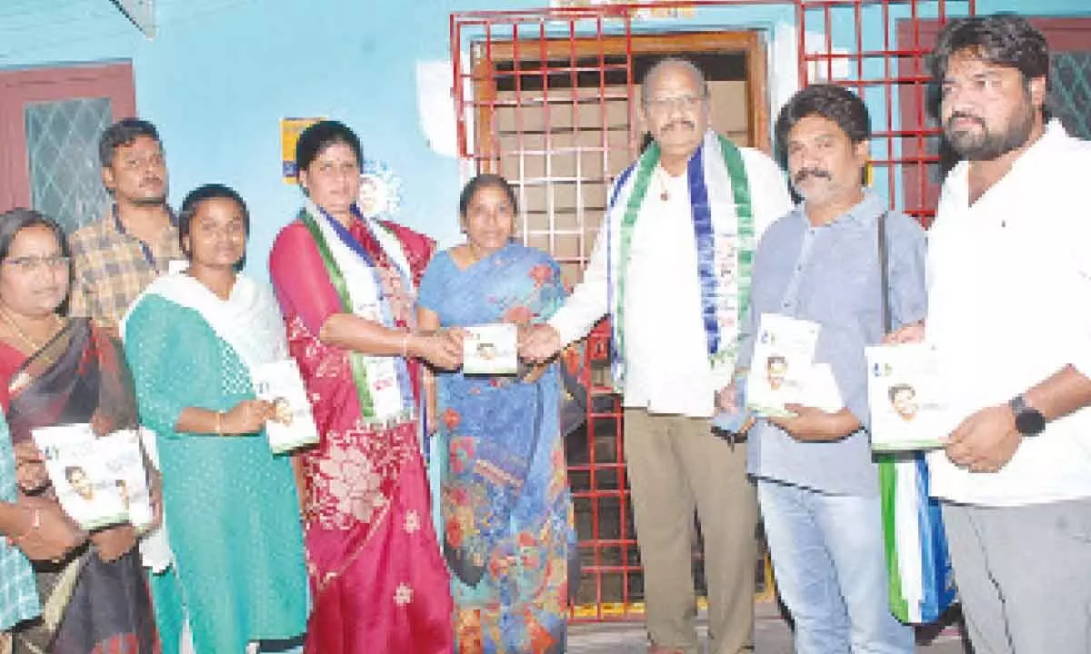 Ongole Deputy Mayor Vemuri Suryanarayana and OUDA chairperson Singaraju Meena Venkatrao interacting with people as part of ‘Maa Nammakam Nuvve Jagan’ stickering program in Ongole on Thursday