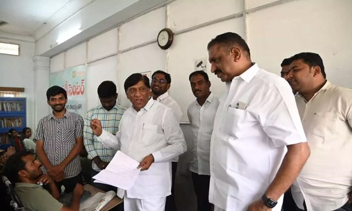 State Planning Commission Vice Chairman Boinapally Vinod Kumar visited the reading centre is being organised in Karimnagar city under the aegis of Pratima Foundation in Karimnagar on Thursday.