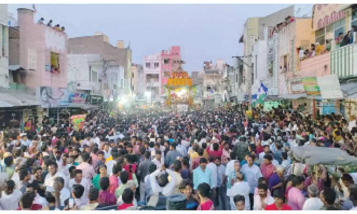 Markapuram: Over a lakh devotees witness Chennakesava Rathotsavam