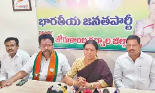 DK Aruna demands 5,000 houses for poor in Gadwal