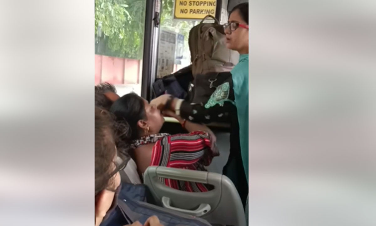 Watch The Trending Video Of Two Women Fighting Ovr Seat In Delhi Dtc Bus 9461