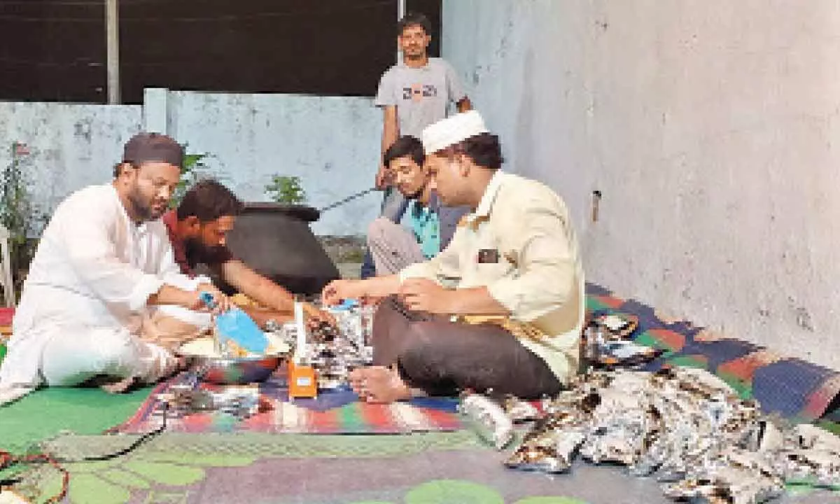 Hyderabad: Band of youth offer sumptuous Sehri to devout Muslims in city