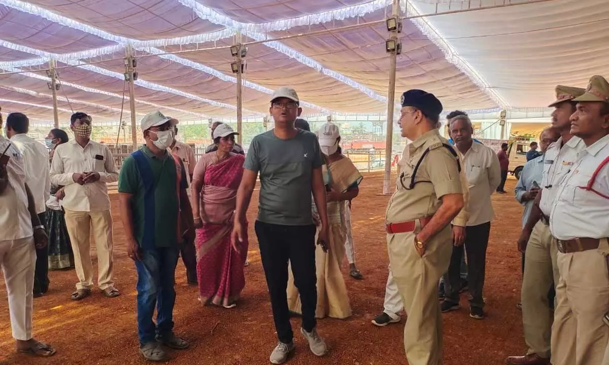 Vijayawada Municipal Commissioner Swapnil Dinkar Pundkar inspecting the arrangements for the Iftar to be hosted by the State government, at Vidyadharapuram in Vijayawada on Sunday