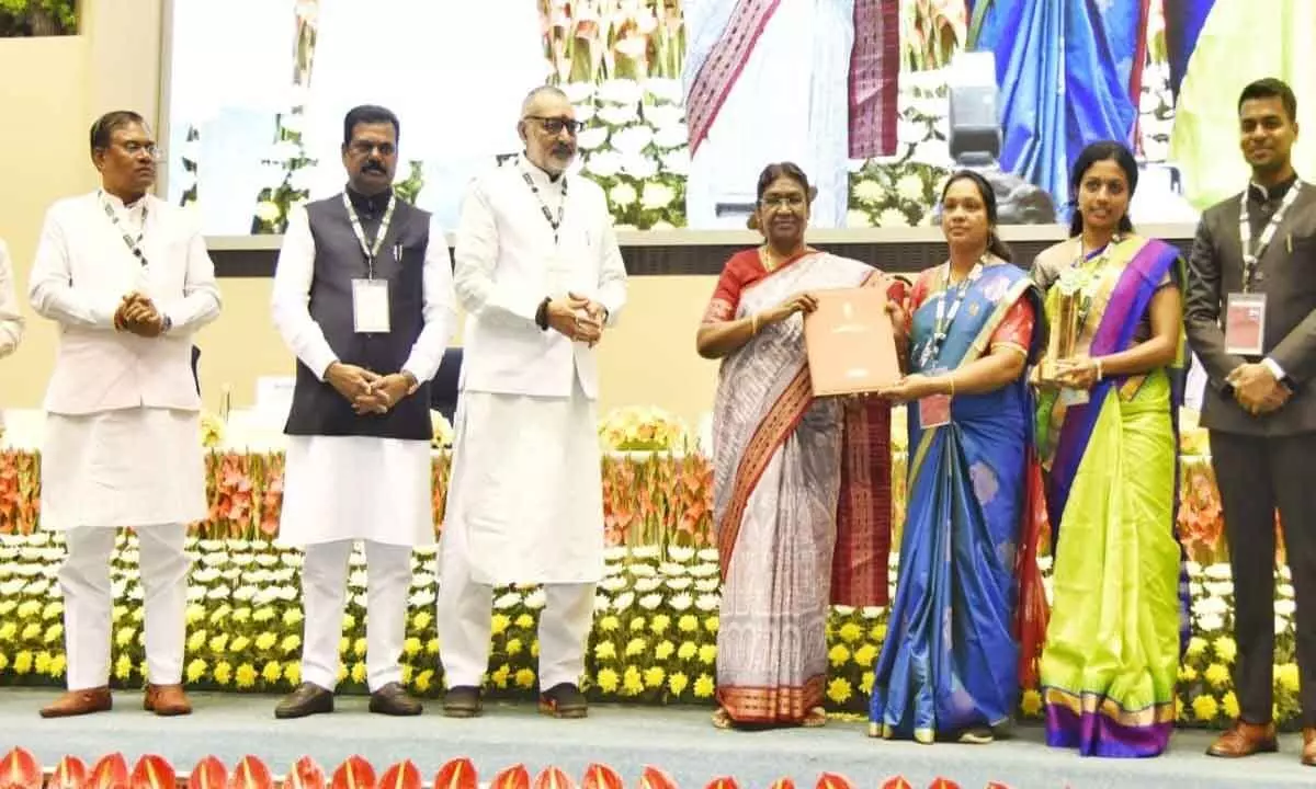 President of India  Droupadi Murmu  presenting the  Arogya Panchayat Award to   district Collector Anudeep, Sarpanch  Podiyam Sujatha and secretary Jakkampudi Sharmila   in New Delhi on Monday