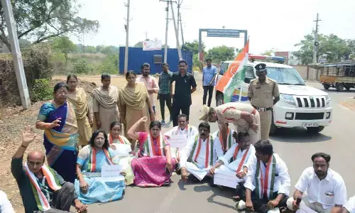 Rajamahendravaram: Reveal Adanis illegal financial dealings, demands Congress