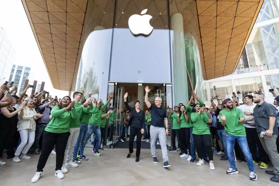 Apples CEO Tim Cook Opens First Physical Stores in India