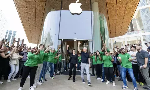 Apples CEO Tim Cook Opens First Physical Stores in India