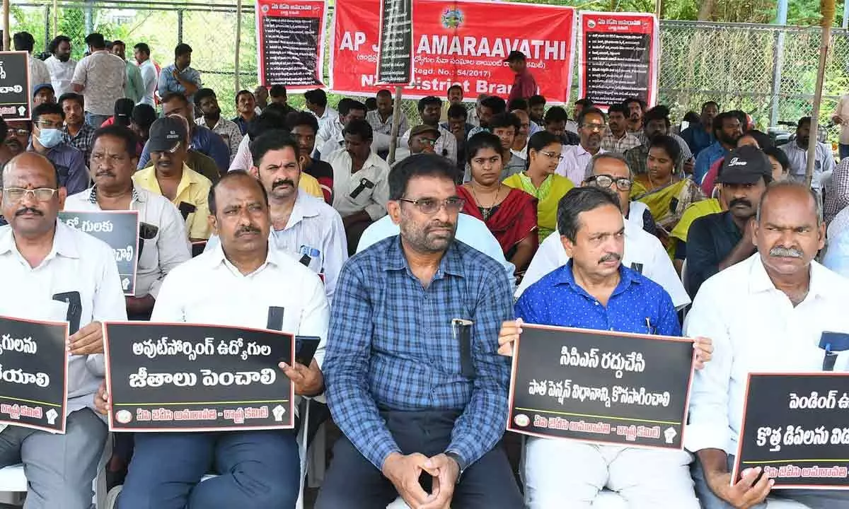 AP JAC Amaravati members and CPS Employees  Association members staging a protest at Dharna Chowk in Vijayawada on Monday Photo: Ch Venkata Mastan