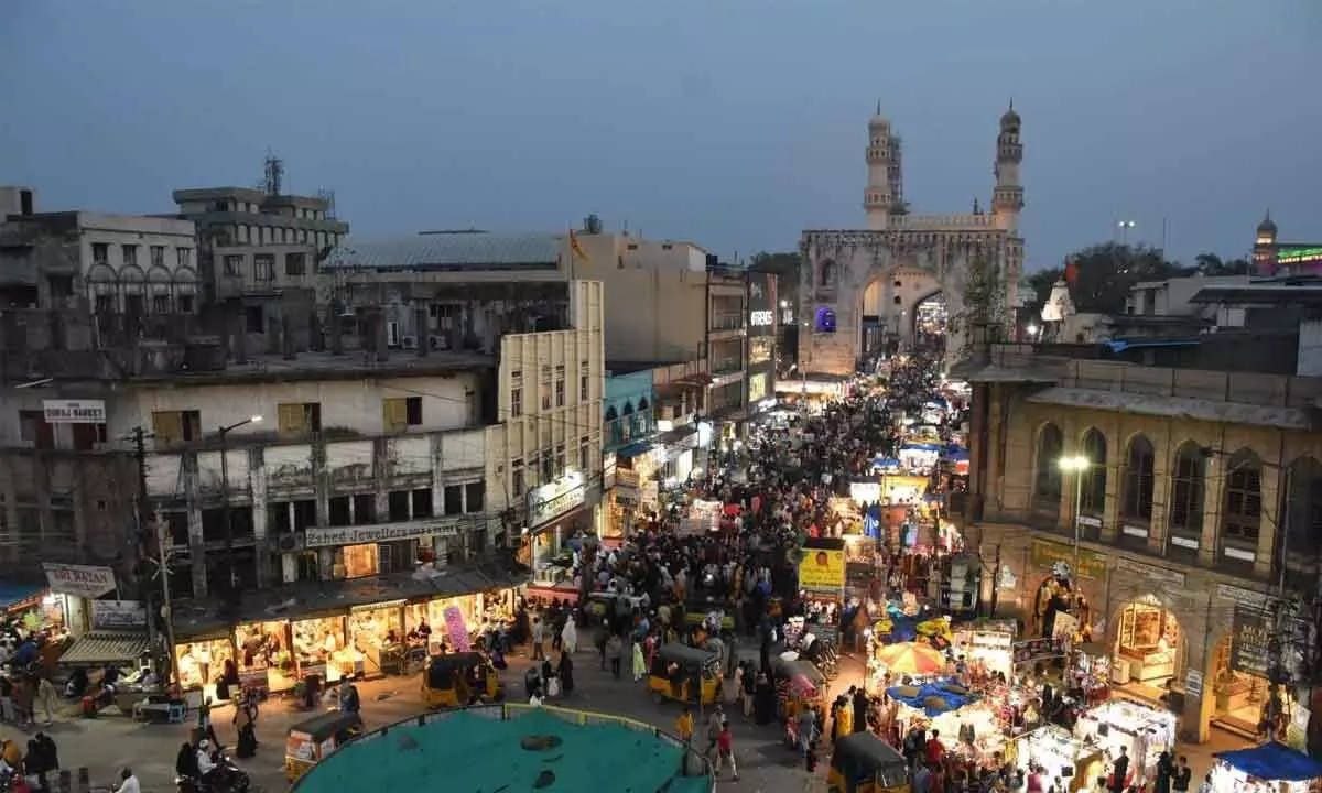 Hyderabad: Dull dark Charminar devoid of Ramzan fervour
