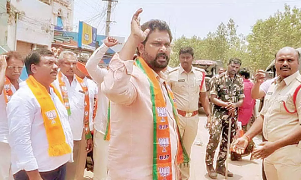 Police preventing BJP Prakasam district leaders from meeting the victims at Yerragondapalem on Wednesday