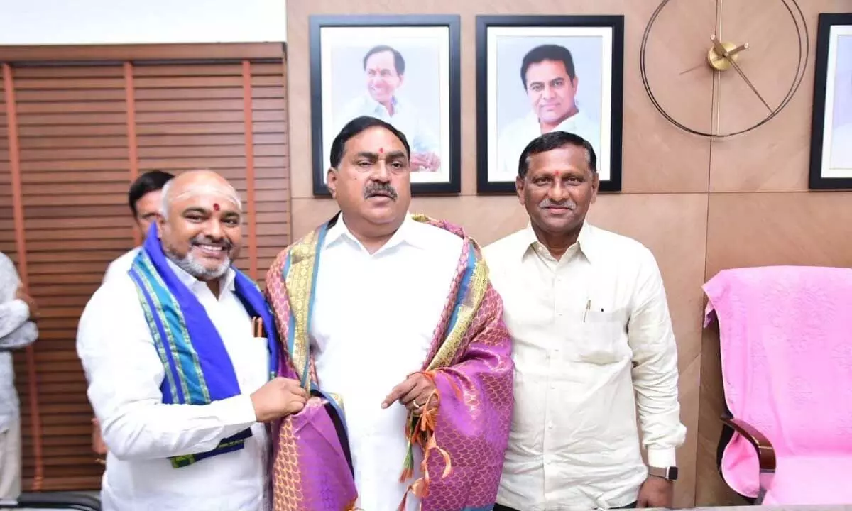 Telangana State Archaka Udyoga JAC convener DVR Sharma and Sri Someshwara Laxmi Narasimha Swamy temple trustee Koduru Narsimha Reddy felicitating Minister for Panchayat Raj and Rural Development Errabelli Dayakar Rao in Hanumakonda on Wednesday, in commemoration of 13 Panchayat Raj national awards received by Telangana.