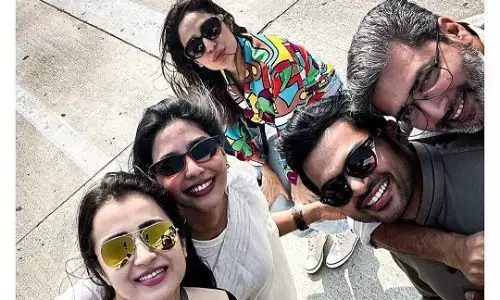 Photo Discussion: Ponniyin Selvan 2 Cast all smiles in Promotions