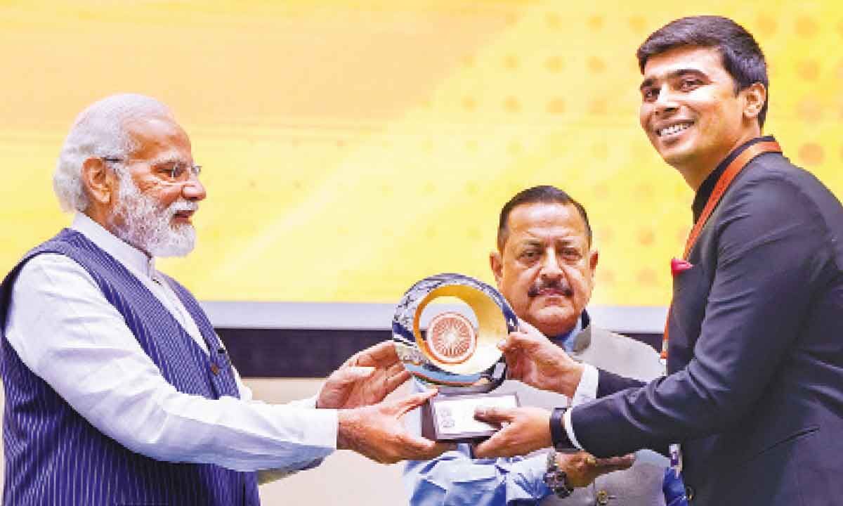 Promoting 'Swasth Bharat' Thru HWCS: Anakapalli Bags National Award