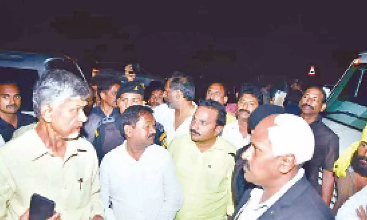 TDP chief N Chandrababu Naidu inquiring NSG Commando Santosh Kumar about the injury to his head, after the roadshow in Yerragondapalem on Friday