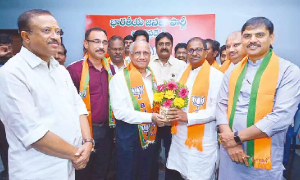 Industrialist Tulasi Ramachandra Prabhu joining the BJP in the presence of Union Minister Muraleedharan and Somu Veerraju in Rajamahendravaram on Friday