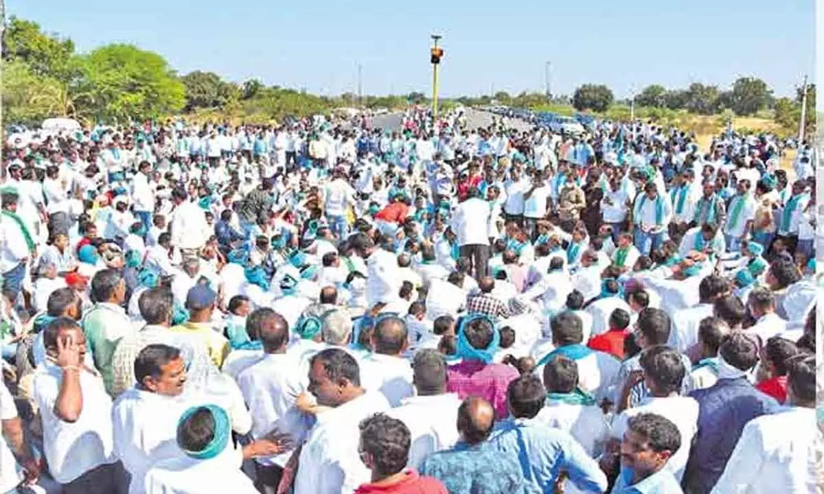 Farmers stage massive protest in Nizamabad