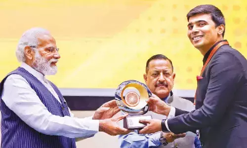 Prime Minister Narendra Modi confers the Prime Minister’s Award for Excellence in Public Administration on Anakapalli Collector Ravi Pattanshetti during the valedictory session and awards ceremony on the 16th Civil Services Day, in New Delhi on Friday