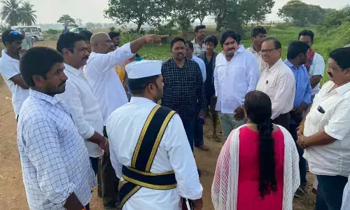 Rajamahendravaram: JC N Tej Bharat assures transport facility for paddy farmers in Kadiyam