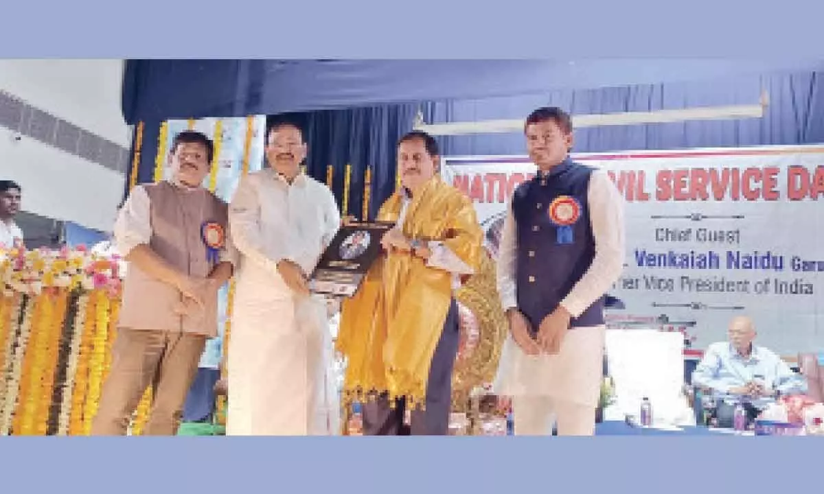 Hyderabad: HMRL MD felicitated with Civil Service Excellence Award