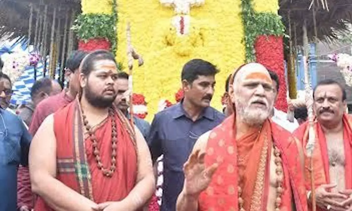 Pontiff of Visakha Sri Sarada Peetham Swaroopanandendra Saraswati speaking about ‘Nijaroopa’ darshan’ in  Visakhapatnam on Sunday