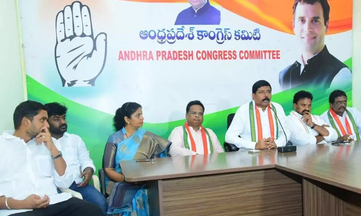 APCC president Gidugu Rudra Raju addressing the media at Andhra Ratna Bhavan in Vijayawada on Sunday
