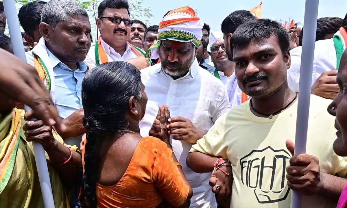 Congress Legislature Party Leader Bhatti Vikramarkha interacting with a woman on the 38th day of his Padayatra in Kamalapurmandal of Hanumakonda district on Sunday